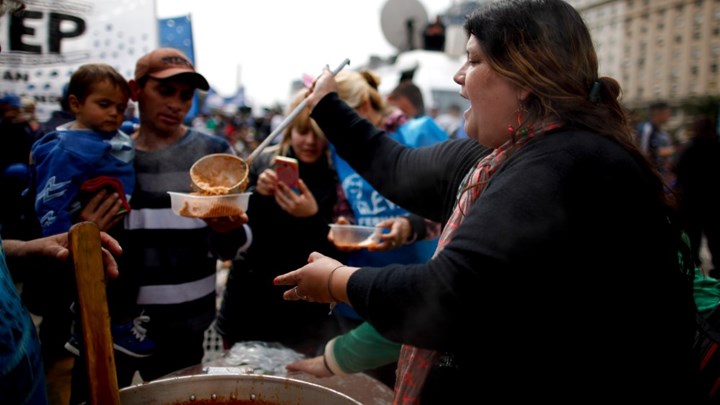 Βγήκαν στους δρόμους με τις κατσαρόλες στην Αργεντινή – Διαδηλώσεις κατά ΔΝΤ και μέτρων λιτότητας – ΒΙΝΤΕΟ – ΦΩΤΟ
