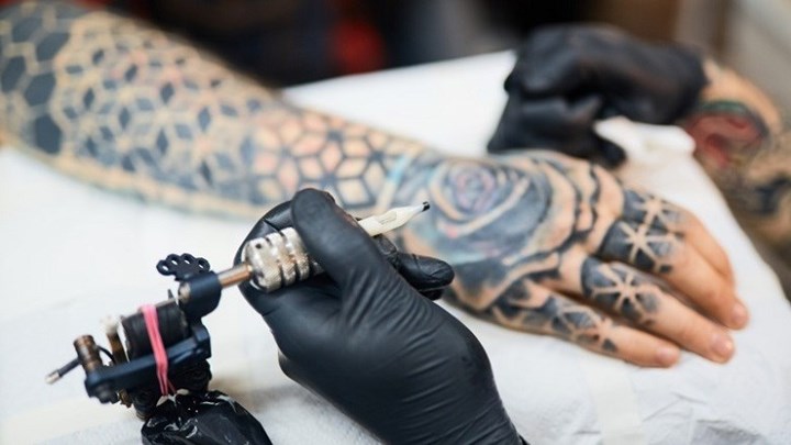 Tattoo artist ξεγελούσε τουρίστες και “χτυπούσε” χυδαία συνθήματα πάνω τους – ΦΩΤΟ