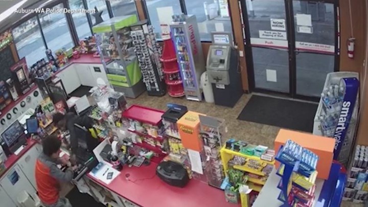 Η επιτομή της απανθρωπιάς – Υπάλληλος βενζινάδικου υπέστη έμφραγμα και οι πελάτες αντί να τον βοηθήσουν… άδειασαν το ταμείο  – BINTEO