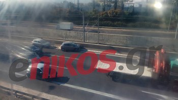 ΦΩΤΟ αναγνώστη από την καραμπόλα πέντε αυτοκινήτων στην Αττική Οδό