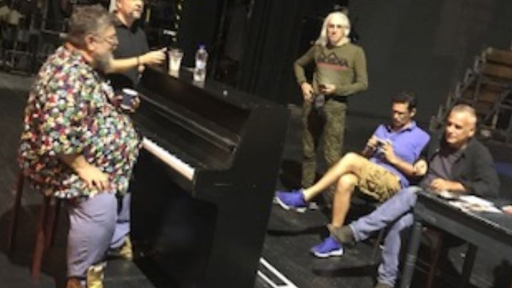 Το enikos.gr μπήκε στην πρόβα του Καληνύχτα Μαργαρίτα με τον Κραουνάκη