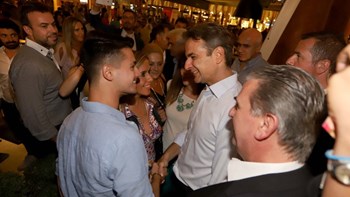 Η βόλτα του Κυριάκου Μητσοτάκη στα στέκια της νεολαίας στη Θεσσαλονίκη – ΦΩΤΟ