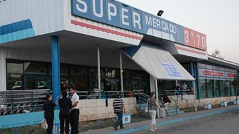 Εργαζόμενοι σε σουπερμάρκετ στην Κούβα απολύθηκαν επειδή πούλησαν 15.000 μήλα σε έναν μόνο πελάτη