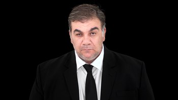 Από τις «Εκκλησιάζουσες» στον «Μπαμπά» ο Δημήτρης Σταρόβας