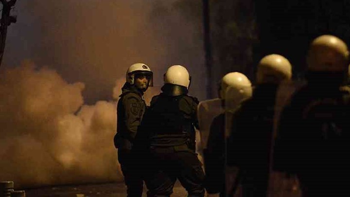 Μολότοφ και δακρυγόνα το βράδυ του Σαββάτου γύρω από το Πολυτεχνείο