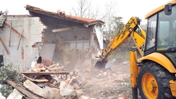 Μπαράζ κατεδαφίσεων αυθαίρετων κτισμάτων – Σε ποιες περιοχές μπαίνουν μπουλντόζες