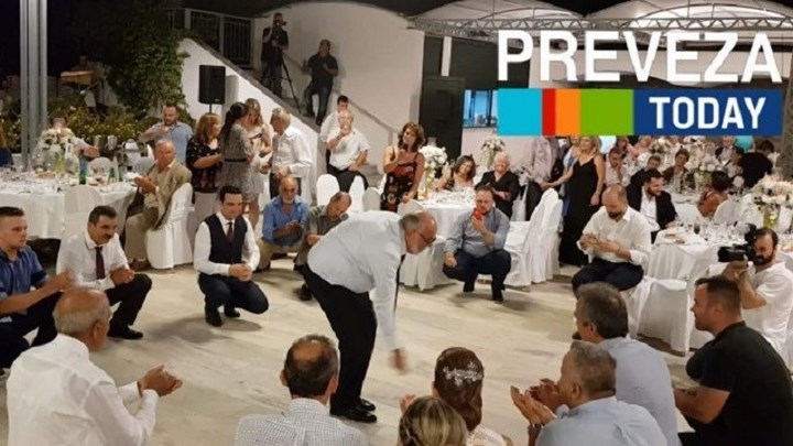 Ο Κουρουμπλής χόρεψε ζεϊμπέκικο σε γάμο στην Πρέβεζα – ΒΙΝΤΕΟ