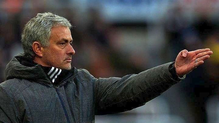 Τρελός πανηγυρισμός του Μουρίνιο στον πάγκο – BINTEO