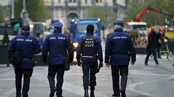 Άνδρας επιτέθηκε σε αστυνομικό με μαχαίρι στις Βρυξέλλες – ΤΩΡΑ