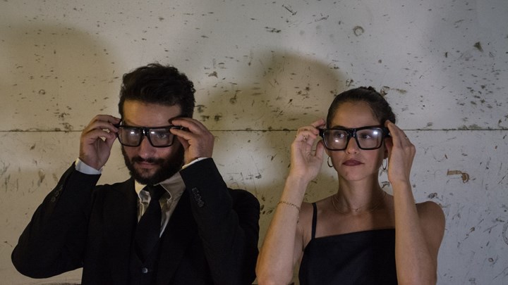 Το «Alarms» ανεβαίνει στο «Άλφα-Ιδέα» – Στο enikos.gr οι πρώτες φωτογραφίες