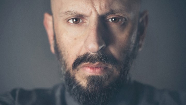 Ο Γιώργος Στριφτάρης γίνεται…Τιμ Κράουτς στον τολμηρό «Συγγραφέα»!