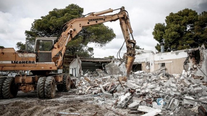 Συνεχίζονται οι κατεδαφίσεις αυθαιρέτων στην Αθηνών – Σουνίου