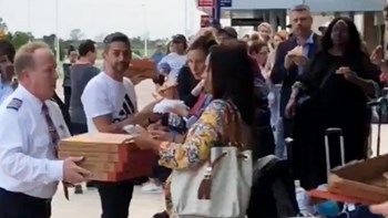 Πιλότος κέρασε…πίτσες τους ταλαιπωρημένους επιβάτες – ΒΙΝΤΕΟ