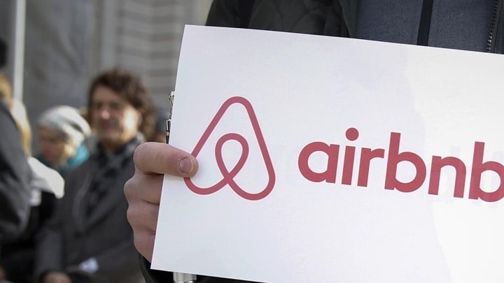 Τι λέει στον Realfm 97,8 η διαχειρίστρια πολυκατοικίας για την πρώτη αγωγή σε βάρος ιδιοκτήτη διαμερίσματος τύπου Airbnb