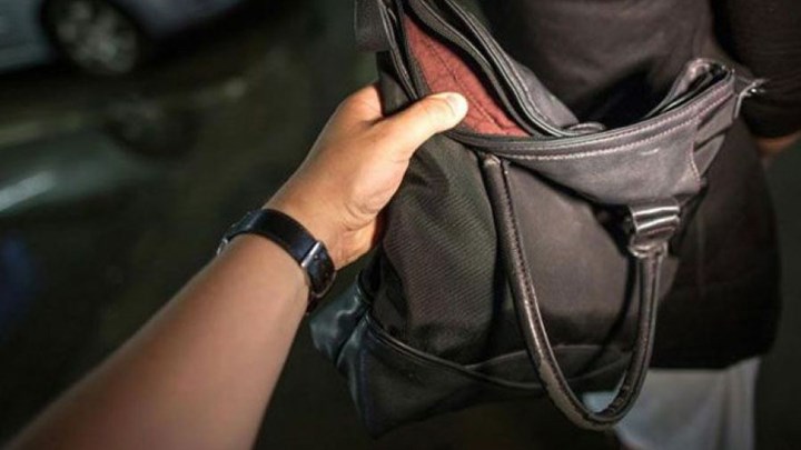 Άρπαξαν την τσάντα της γυναίκας του, τους ακινητοποίησε και του επιτέθηκαν