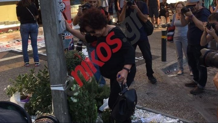 Η μητέρα του Παύλου Φύσσα στο μνημείο του γιου της – ΦΩΤΟ