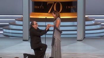 Η πρόταση γάμου στα βραβεία Emmy που έγινε viral – ΒΙΝΤΕΟ