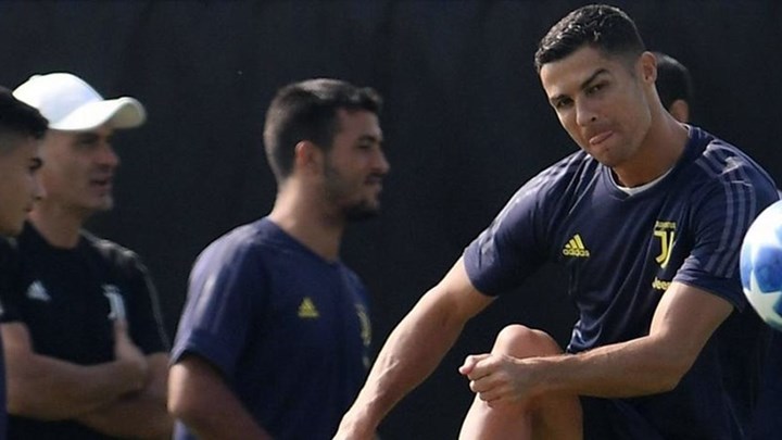 «Ντου» κουκουλοφόρων στο ξενοδοχείο της Γιουβέντους – Συνθήματα κατά του Ρονάλντο