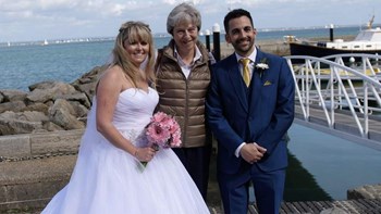 Photobombing σε νιόπαντρους έκανε η Τερέζα Μέι – ΦΩΤΟ