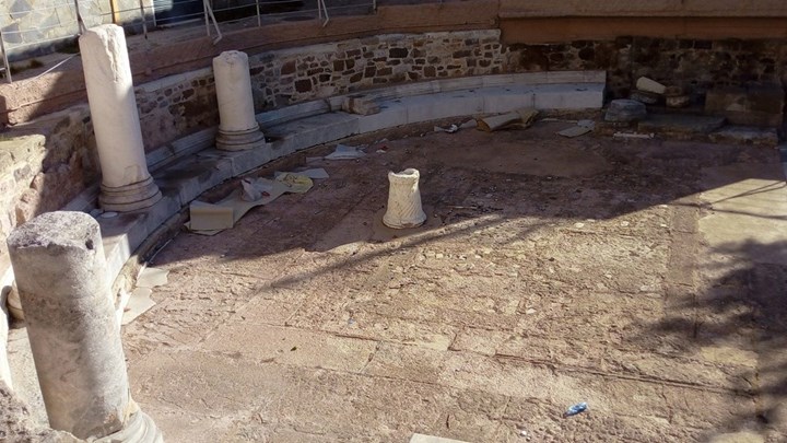 Έριξαν λιωμένα κεριά σε ψηφιδωτά σε αρχαιολογικό χώρο στη Μυτιλήνη – Σοκάρουν οι εικόνες