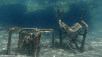 Reuters: Τόνοι σκουπιδιών στον βυθό της ελληνικής θάλασσας – ΦΩΤΟ