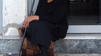 Νύχτα-εφιάλτης για ζευγάρι ηλικιωμένων – Αδίστακτοι ληστές τους χτύπησαν και τους κλείδωσαν στο δωμάτιο