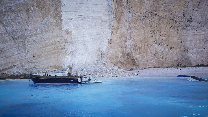 Αυτοψία στο “Ναυάγιο” της Ζακύνθου – Κλειστή από ξηρά και θάλασσα η παραλία
