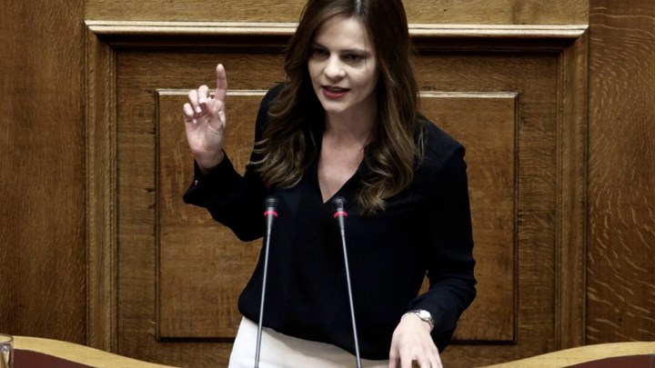 Υπερψηφίστηκε ο αυξημένος κατώτατος μισθός – Αχτσιόγλου: Ισχύει από τον Ιανουάριο 2019