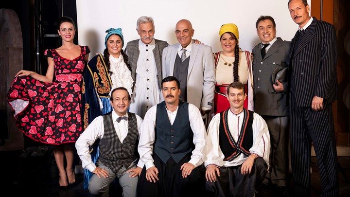 Το enikos.gr στις πρόβες του φιλόδοξου «Μακρυκωσταίοι και Κοντογιώργηδες»