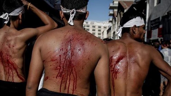Σιίτες μουσουλμάνοι αυτομαστιγώθηκαν στον Πειραιά για να γιορτάσουν την Ασούρα – ΦΩΤΟ