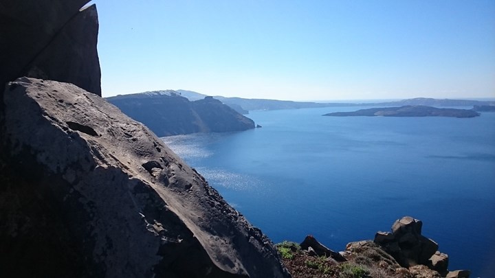 Η ”κρυφή” ρύπανση της Σαντορίνης: Κίνδυνος για την υγεία των κατοίκων τα φουγάρα των πλοίων