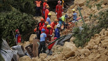 Τουλάχιστον 22 νεκροί από την κατολίσθηση στο νησί Σέμπου – Eγκλωβισμένοι στέλνουν μηνύματα από τα κινητά τους – ΒΙΝΤΕΟ