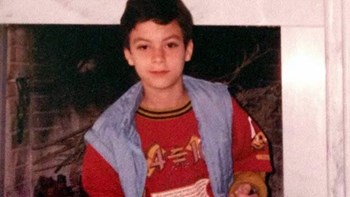 Αναγνωρίζετε το αγοράκι της φωτογραφίας; Είναι διάσημος Έλληνας παρουσιαστής