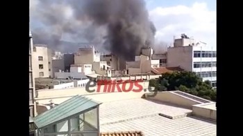 Πυρκαγιά σε πολυκατοικία στο Μοναστηράκι – ΒΙΝΤΕΟ αναγνώστη