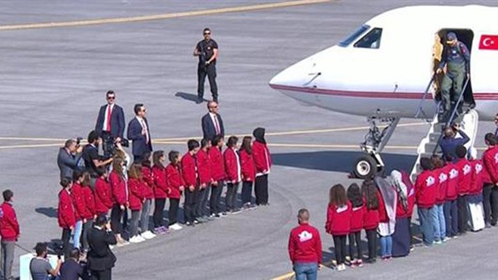 Με στολή πιλότου κατέβηκε από το αεροπλάνο ο Ερντογάν – ΦΩΤΟ – ΒΙΝΤΕΟ