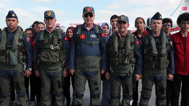 Ο Ερντογάν φορά στολή πιλότου και προκαλεί: “Ειρηνευτική επιχείρηση” η εισβολή στην Κύπρο – ΒΙΝΤΕΟ