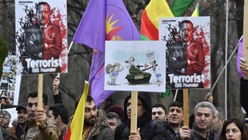 «Ερντογάν δεν είσαι ευπρόσδεκτος» το μήνυμα των διαδηλωτών στην Γερμανία ενόψει της επίσκεψης του Τούρκου προέδρου στην χώρα