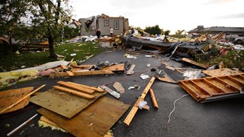 Με «εμπόλεμη ζώνη» μοιάζει η περιοχή που σάρωσε ο ανεμοστρόβιλος στην πρωτεύουσα του Καναδά
