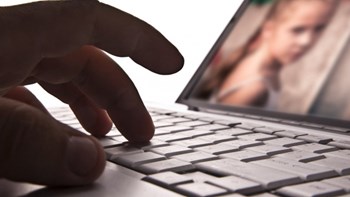 Χειροπέδες σε 19χρονο για παιδική πορνογραφία