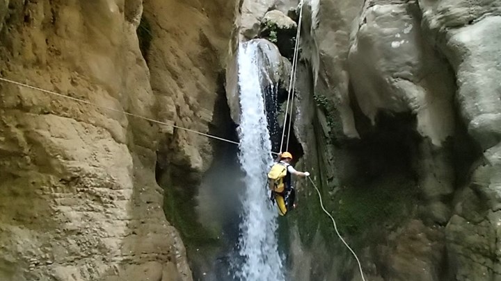 Αίσιο τέλος για 19 εγκλωβισμένους ορειβάτες στο φαράγγι της Σεργούλας – Ολονύχτια επιχείρηση για τον εντοπισμό τους