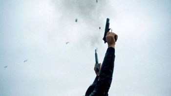 Πήγε στη βάφτιση, δέχθηκε αδέσποτη σφαίρα και χαροπαλεύει