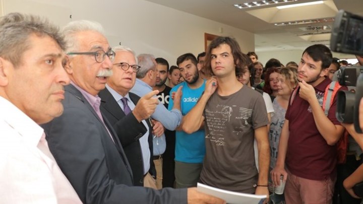 Τους φοιτητές που έμειναν «άστεγοι» από τη φωτιά στο Πανεπιστήμιο Κρήτης συνάντησε ο Γαβρόγλου – ΦΩΤΟ