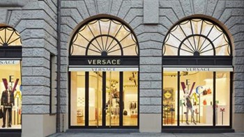Ο οίκος Versace πέρασε στα χέρια της Michael Kors