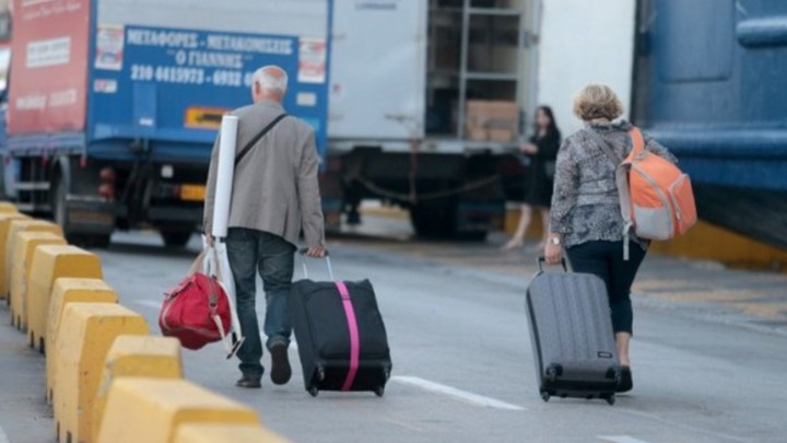 Πρόσκρουση δύο επιβατηγών πλοίων στο λιμάνι του Πειραιά – Δεν αναφέρθηκαν τραυματισμοί