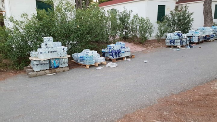 Εικόνες ντροπής από την ανθρωπιστική βοήθεια στη Νέα Μάκρη – ΦΩΤΟ