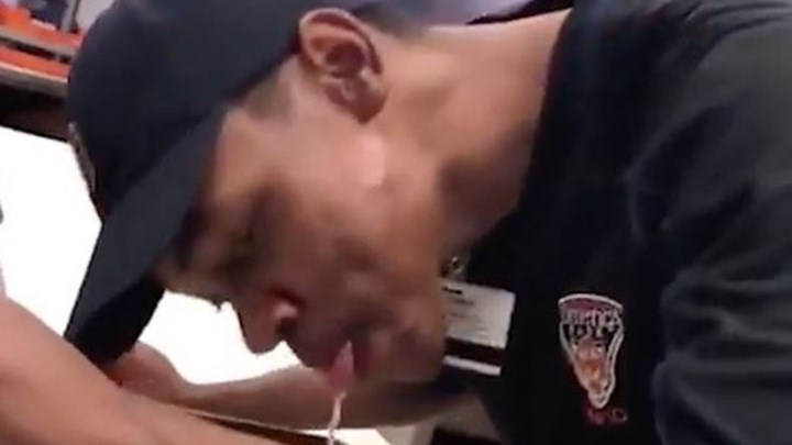 Βίντεο που προκαλεί αηδία: Υπάλληλος fast food φτύνει σε πίτσα