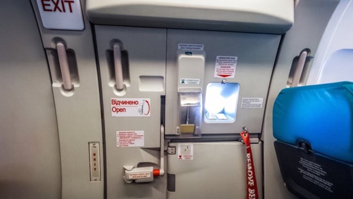 Πτήση τρόμου στην Ινδία: Επιβάτης μπέρδεψε την… τουαλέτα με την πόρτα εξόδου