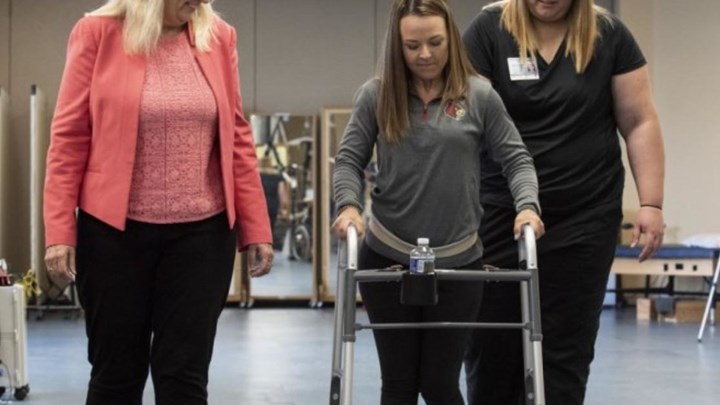 Ιατρική επανάσταση – Παράλυτοι περπάτησαν ξανά χάρη σ’ ένα ηλεκτρόδιο στη σπονδυλική στήλη