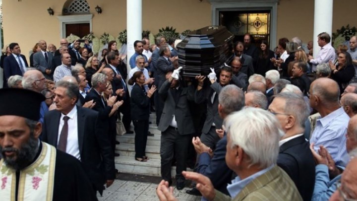 Σε κλίμα οδύνης το τελευταίο αντίο στον Κυριάκο Γριβέα – ΦΩΤΟ