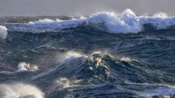 Επελαύνει ο  “Ξενοφών”: Δεμένα τα πλοία, κλειστά σχολεία στις Κυκλάδες – Μεσογειακός κυκλώνας απειλεί το Ιόνιο